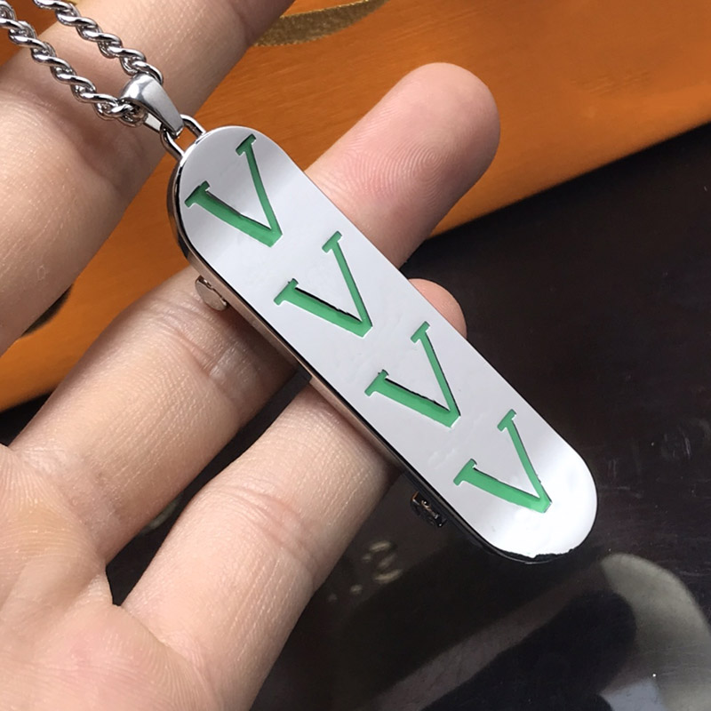 Luxury Pendant Necklace Designer For Men Women Fashion Skateboarding Titanium Necklaces Jewelry Gold Silver Chain Letter L Gift BOX Nice
Luxury Pendant Necklace Designer For Men Women Fashion Skateboarding Titanium Necklaces Jewelry Gold Silver Chain Letter L Gift BOX Nice
