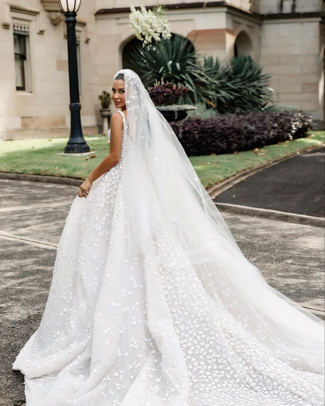 Sexy Floral A Line Wedding Dress Spaghetti Straps Applique Sleeveless Custom Made Saudi Arabic Bridal Gown Vestios De Novia