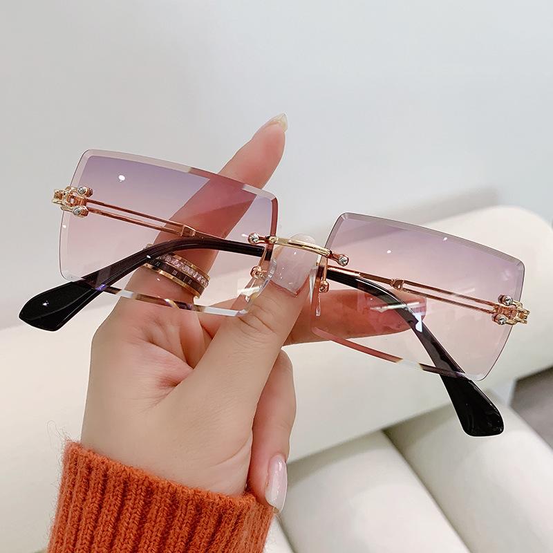 Sunglasses Women Ocean Water Unisex Rimless Rectangle Shades Gradient UV400 Sun Glasses Metal Curved Trendy WomenSunglasses
Sunglasses Women Ocean Water Unisex Rimless Rectangle Shades Gradient UV400 Sun Glasses Metal Curved Trendy WomenSunglasses