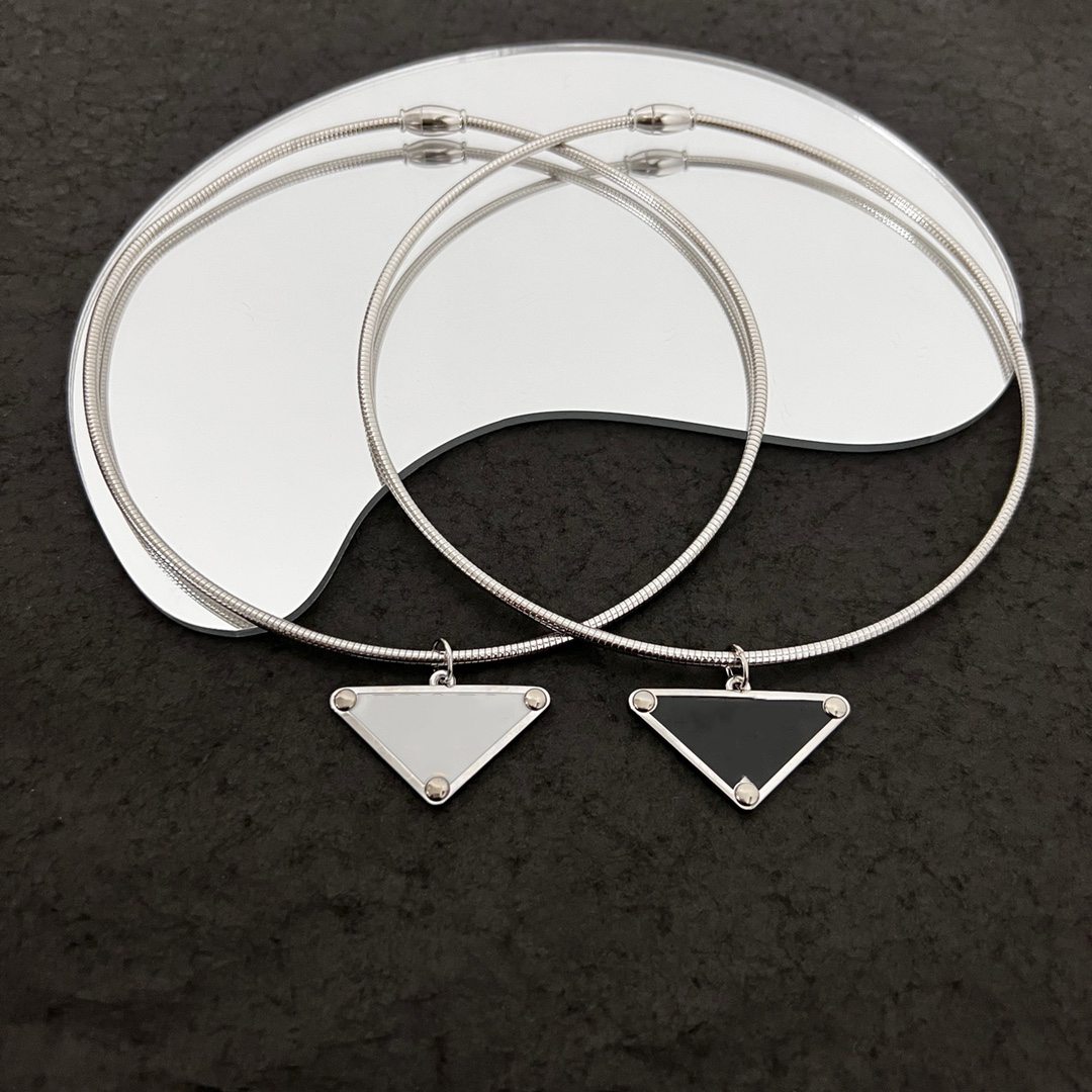 Womens Mens Luxury Design Necklace Chain Strands Graduated Black White P Triangle Pendant Design Party Silver Hip Hop Punk Men Necklaces Names Statement Jewellery
Womens Mens Luxury Design Necklace Chain Strands Graduated Black White P Triangle Pendant Design Party Silver Hip Hop Punk Men Necklaces Names Statement Jewellery
