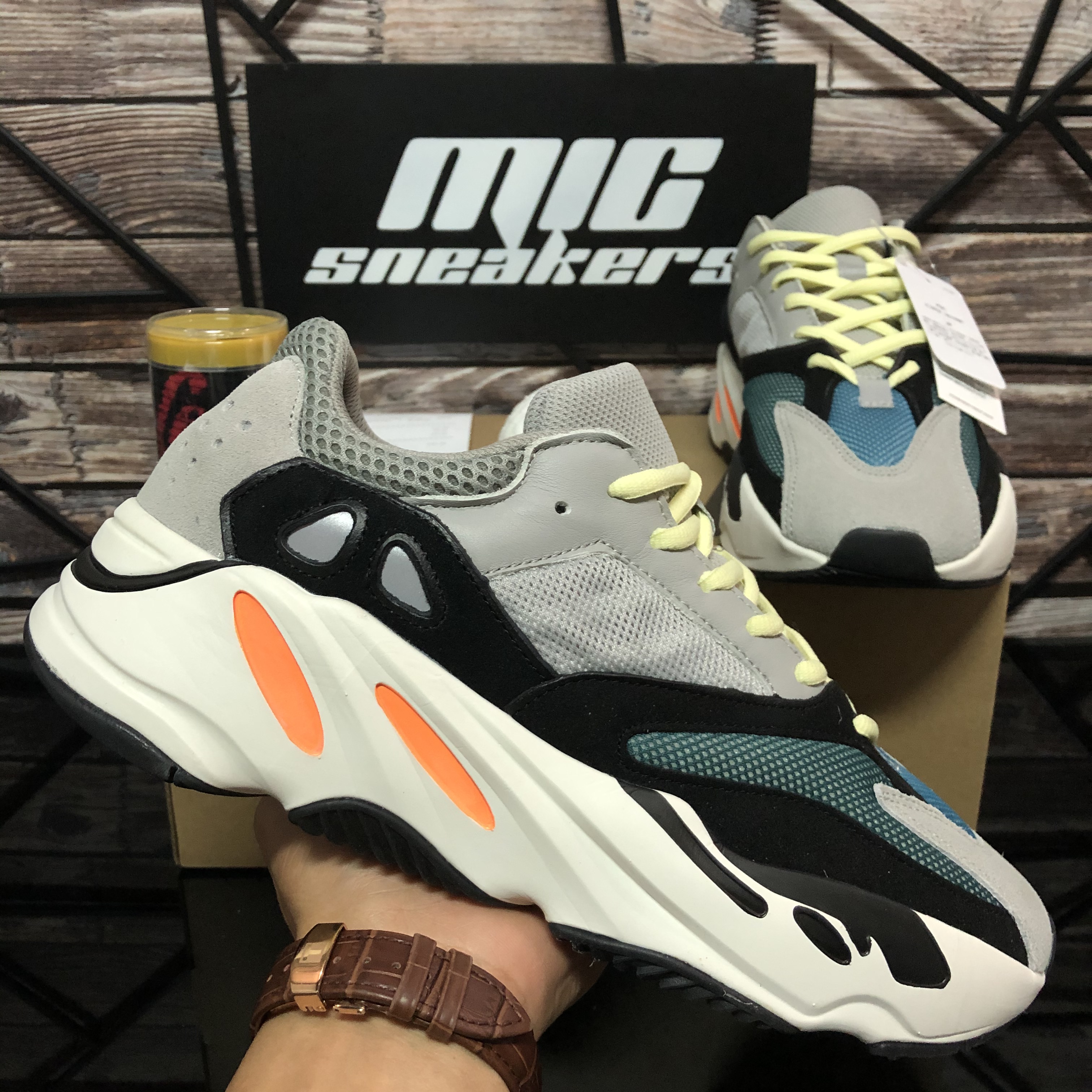 Wholesale Top Quality Men Women 700 Mesh Sports Running Shoes Breathable Inertia Reflective Solid Grey Carbon Blue Vanta West Soft Sport Trainers Designer Sneakers, Customize
Wholesale Top Quality Men Women 700 Mesh Sports Running Shoes Breathable Inertia Reflective Solid Grey Carbon Blue Vanta West Soft Sport Trainers Designer Sneakers, Customize