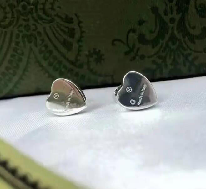 Stud Gujia new interlocking retro double G enamel couples S925 silver heart earrings color resistant allergy high quality cci designer original packaging
Stud Gujia new interlocking retro double G enamel couples S925 silver heart earrings color resistant allergy high quality cci designer original packaging