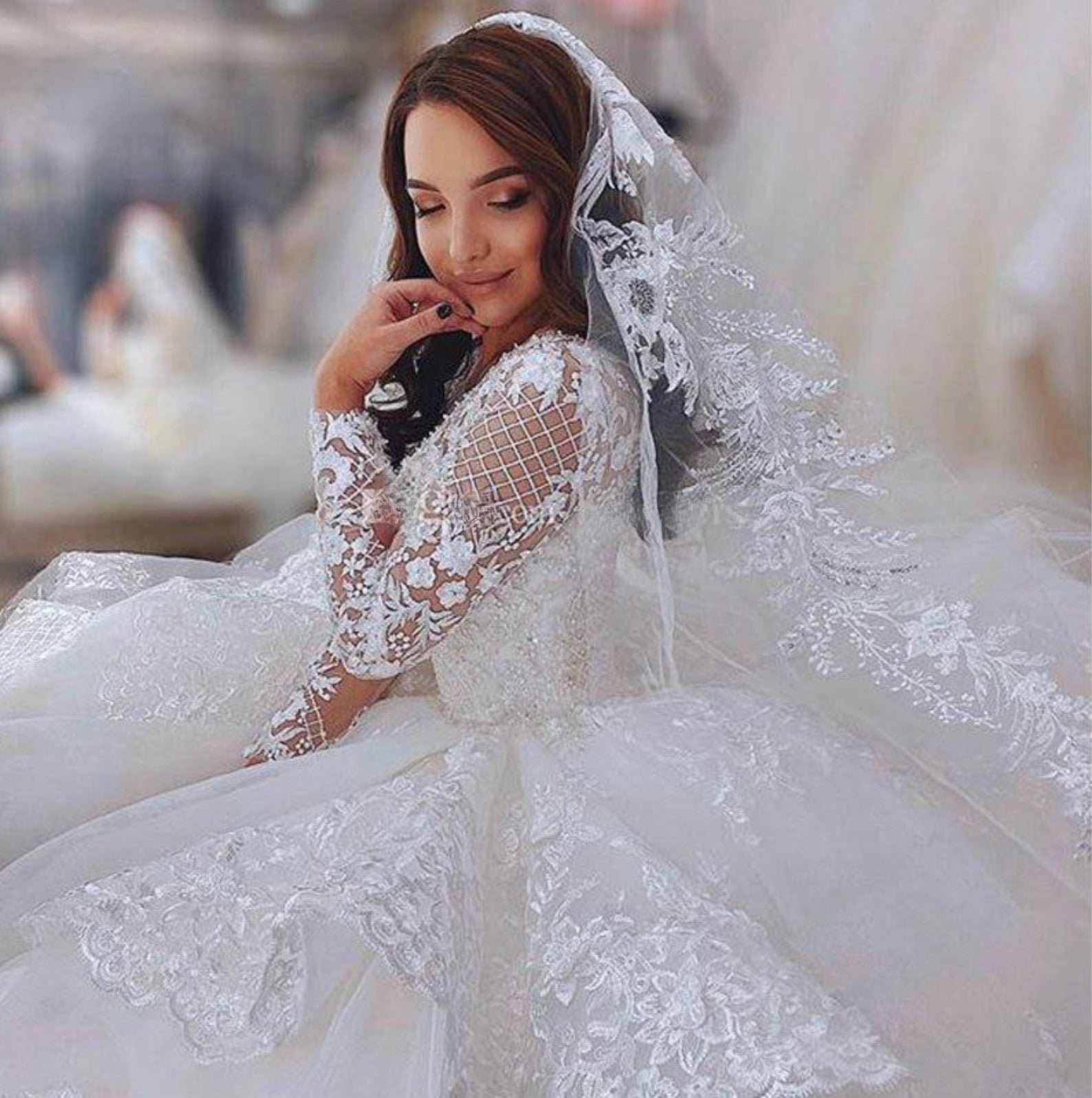 Luxury Long Sleeve Tiered Skirt Ball Gown Wedding Dresses Chapel Train Ivory Bridal Gowns V-Neck Plus Size Lace Appliqued Wedding Dress Custom Made Ro