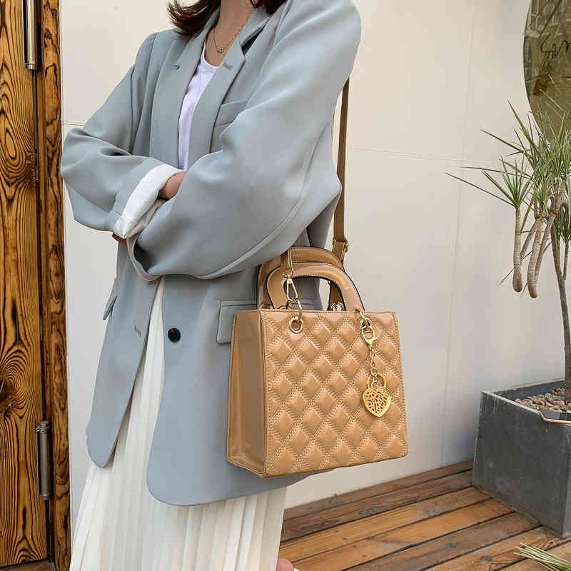 Women's Fashion Personality Trend Brand Bag Wholesale Lingge Embroidered Thread Small New Korean Versatile Single Shoulder Msenger Portable, White
Women's Fashion Personality Trend Brand Bag Wholesale Lingge Embroidered Thread Small New Korean Versatile Single Shoulder Msenger Portable, White
