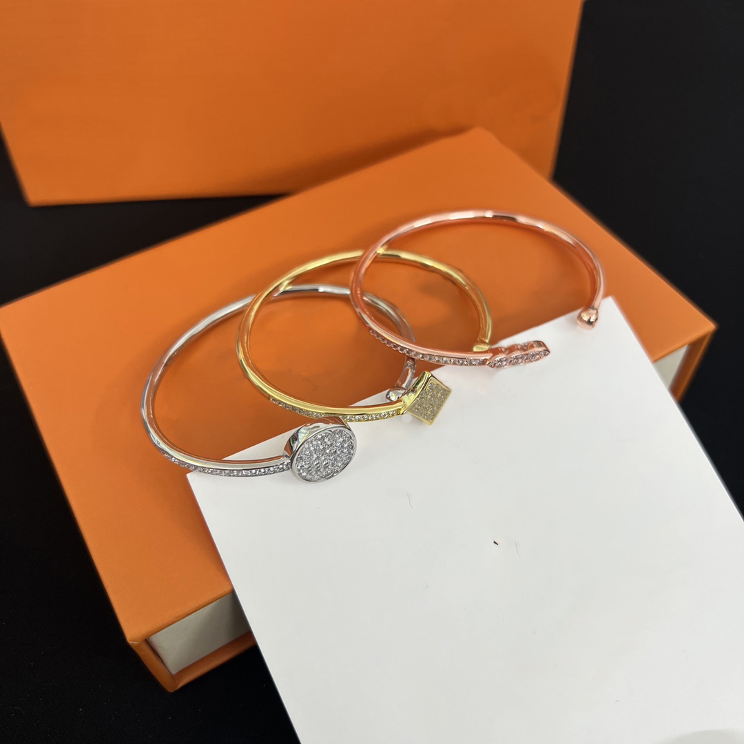 Luxury Designer Bracelet For Women Full Diamond Bracelets Hard Bangle Fashion Charm Jewlery Classic Open Bracelets Earrings Necklace 07085XQ
Luxury Designer Bracelet For Women Full Diamond Bracelets Hard Bangle Fashion Charm Jewlery Classic Open Bracelets Earrings Necklace 07085XQ