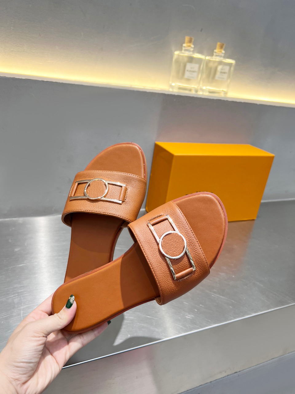 Stylish Women Slippers Sandals LOCK IT FLAT MULE Black Cognac Brown Raffia Calf Leather indoor Slipper Summer Designer Top Luxury Fashion Beach Flat Flip Flops, Customized
Stylish Women Slippers Sandals LOCK IT FLAT MULE Black Cognac Brown Raffia Calf Leather indoor Slipper Summer Designer Top Luxury Fashion Beach Flat Flip Flops, Customized
