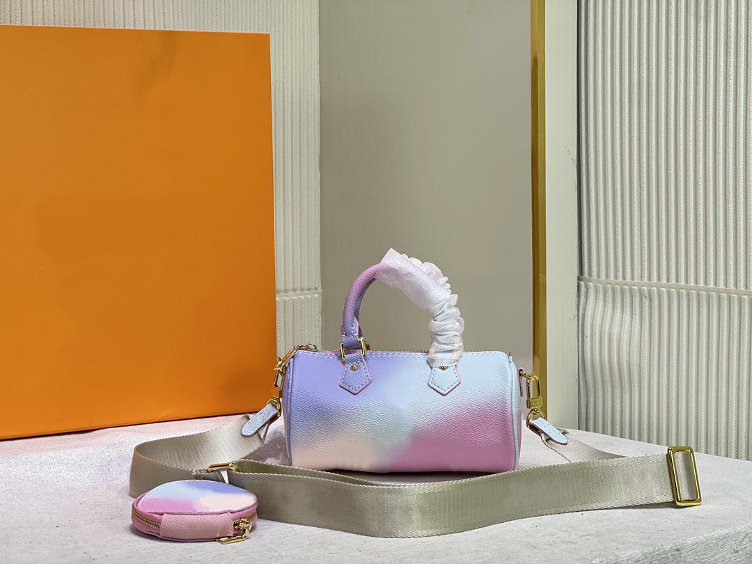 Stylish mini bag can be carried over the shoulder