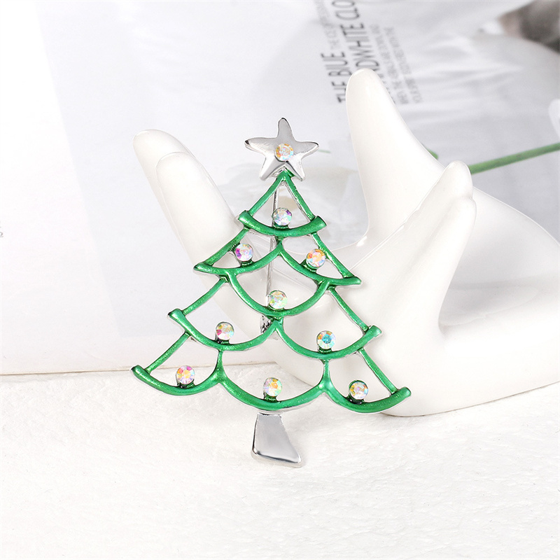 European Christmas Tree Model Brooch Hollow Out Plant Star Diamond Clothes Lapel Pins Alloy Green Trees Corsage Badge For Unisex Festival Banquet Gift
European Christmas Tree Model Brooch Hollow Out Plant Star Diamond Clothes Lapel Pins Alloy Green Trees Corsage Badge For Unisex Festival Banquet Gift