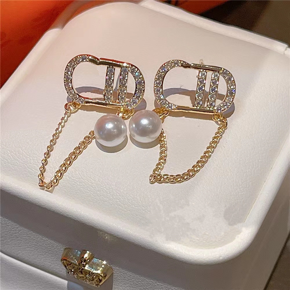 Titanium steel pearl bee gold European and American Stud home earrings ladies designer luxury diamond couple gift jewelry does not fade
Titanium steel pearl bee gold European and American Stud home earrings ladies designer luxury diamond couple gift jewelry does not fade