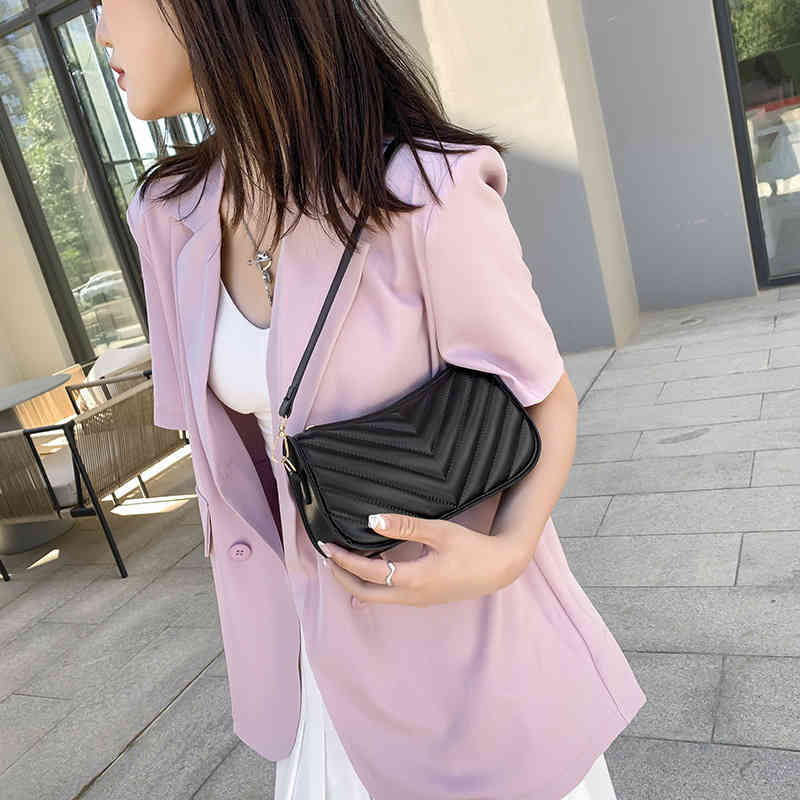 Summer embroidery bag new simple one shoulder armpit bag candy color style diagonal bag, Red
Summer embroidery bag new simple one shoulder armpit bag candy color style diagonal bag, Red