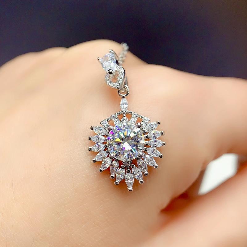 Pendant Necklaces Style Pouring Moissanite Necklace For Women Silver REAL 925 Gold Plated Shiny Gem Birthday GiftPendant
Pendant Necklaces Style Pouring Moissanite Necklace For Women Silver REAL 925 Gold Plated Shiny Gem Birthday GiftPendant