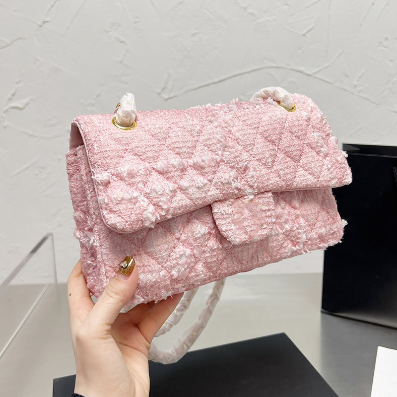 2022W Spring Classic Double Flap Pink Tweed Quilted Bag Gold Matelasse Chain Crossbody Shoulder Multi Pochette Luxury Designer Handbag Outdoor Sacoche Pocket 25CM, Box
2022W Spring Classic Double Flap Pink Tweed Quilted Bag Gold Matelasse Chain Crossbody Shoulder Multi Pochette Luxury Designer Handbag Outdoor Sacoche Pocket 25CM, Box