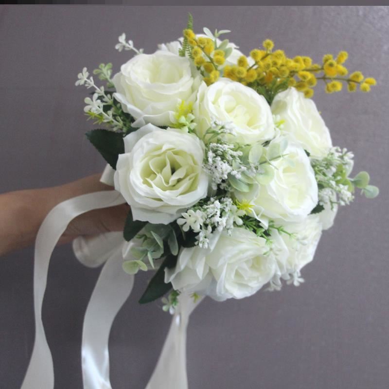 Holding flowers bride bouquet Sen props wedding engagement Valentine's day wedding production