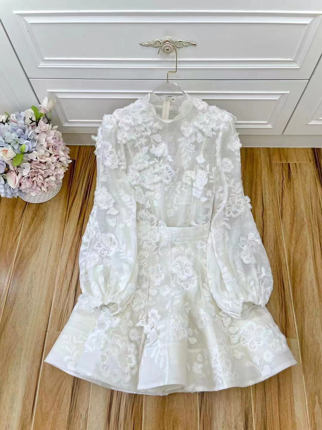 2022 Australian tide brand European Two Piece Dress embroidered three-dimensional flower top and skirt matching with the same series, Ivory
2022 Australian tide brand European Two Piece Dress embroidered three-dimensional flower top and skirt matching with the same series, Ivory