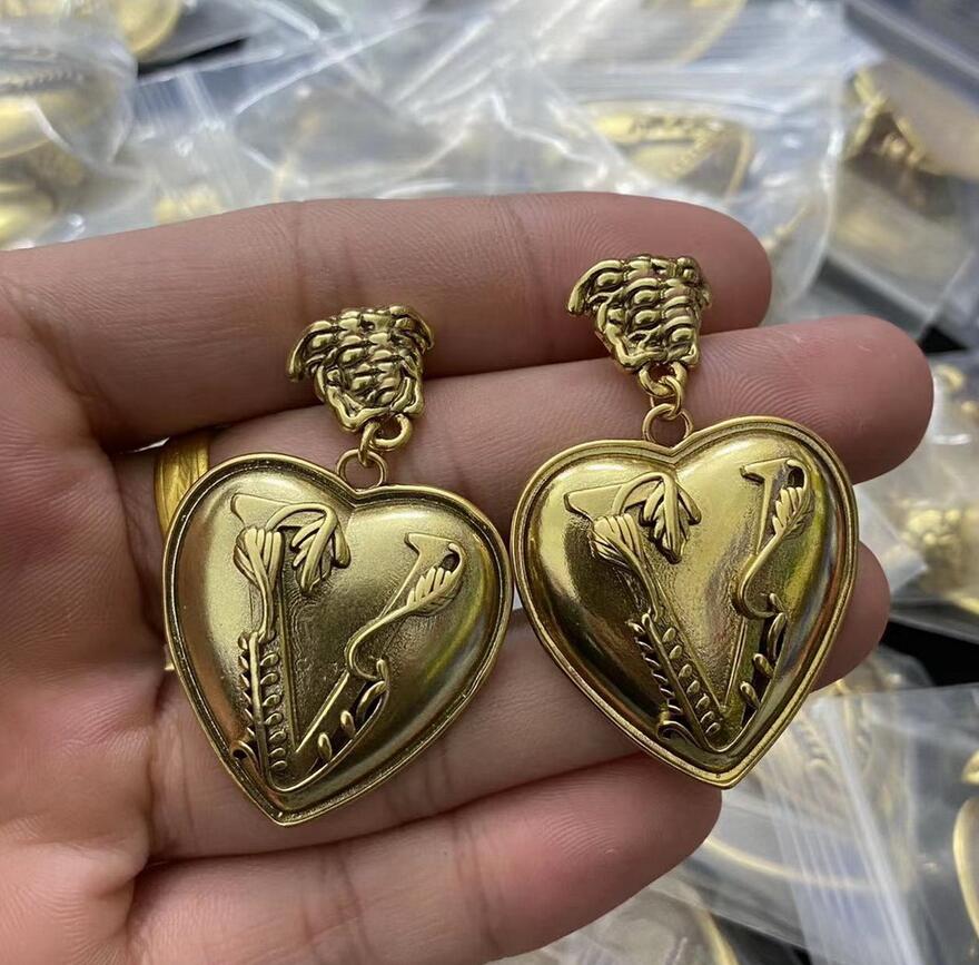 Fashion new designed earring Stud love heart V Letters pendants Banshee Medusa head portrait 18K gold plated women's Earring ladies Designer Jewelry VE685
Fashion new designed earring Stud love heart V Letters pendants Banshee Medusa head portrait 18K gold plated women's Earring ladies Designer Jewelry VE685