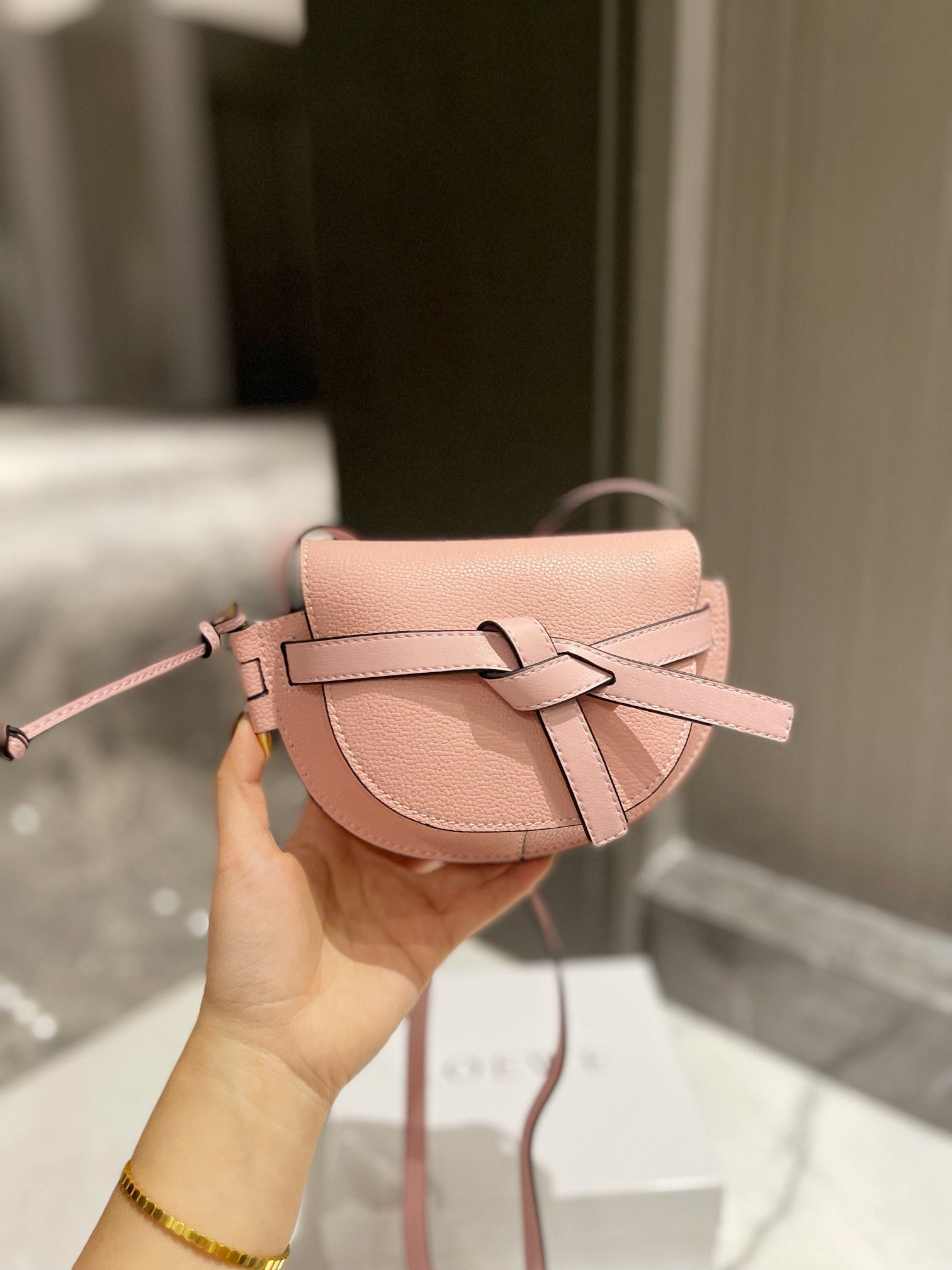 2022 Hot Designer bags Mini Gate Small Purse Pink Crossbody Shoulder Bags FW22 women Pochette Grain Calfskin Flap Summer Sweet Lady Bag Wholesale Price Size:21*14cm, Extra shipping cost
2022 Hot Designer bags Mini Gate Small Purse Pink Crossbody Shoulder Bags FW22 women Pochette Grain Calfskin Flap Summer Sweet Lady Bag Wholesale Price Size:21*14cm, Extra shipping cost