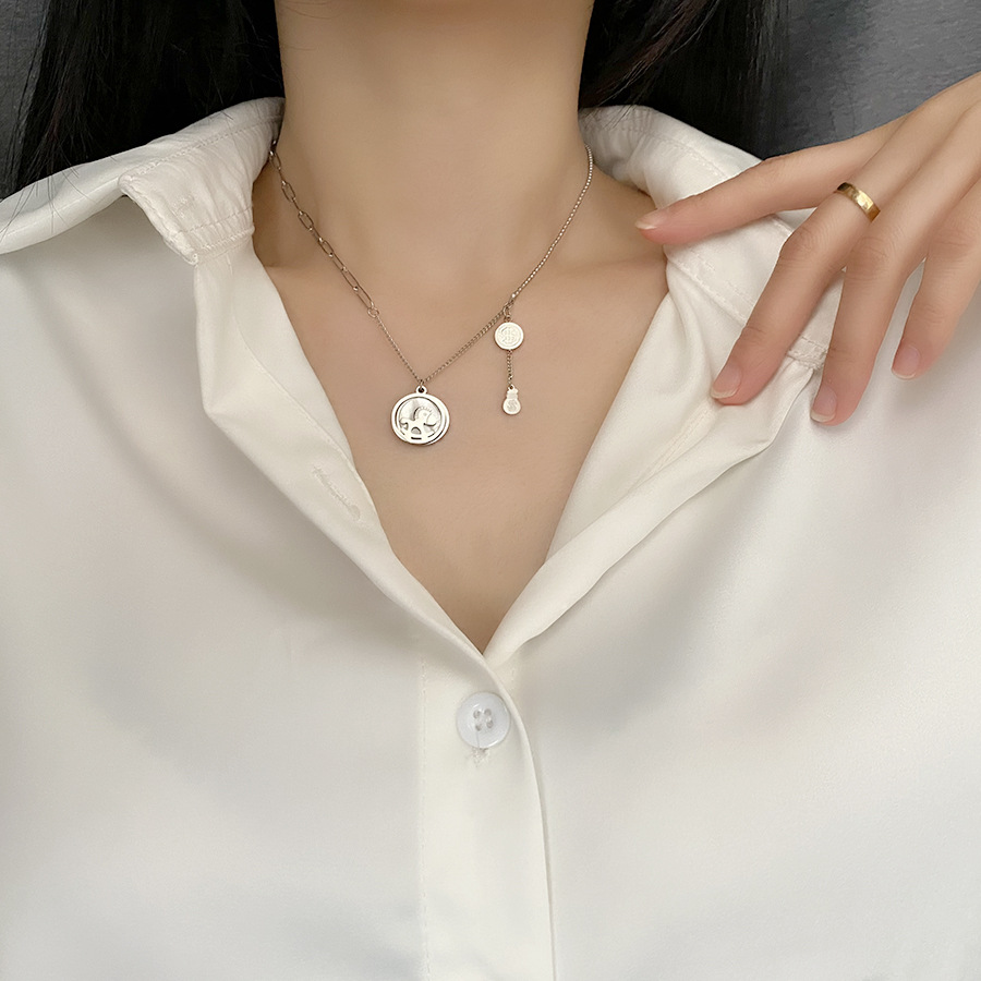 Classic Design Shell Base Horse Pendant Necklace for Women Gift