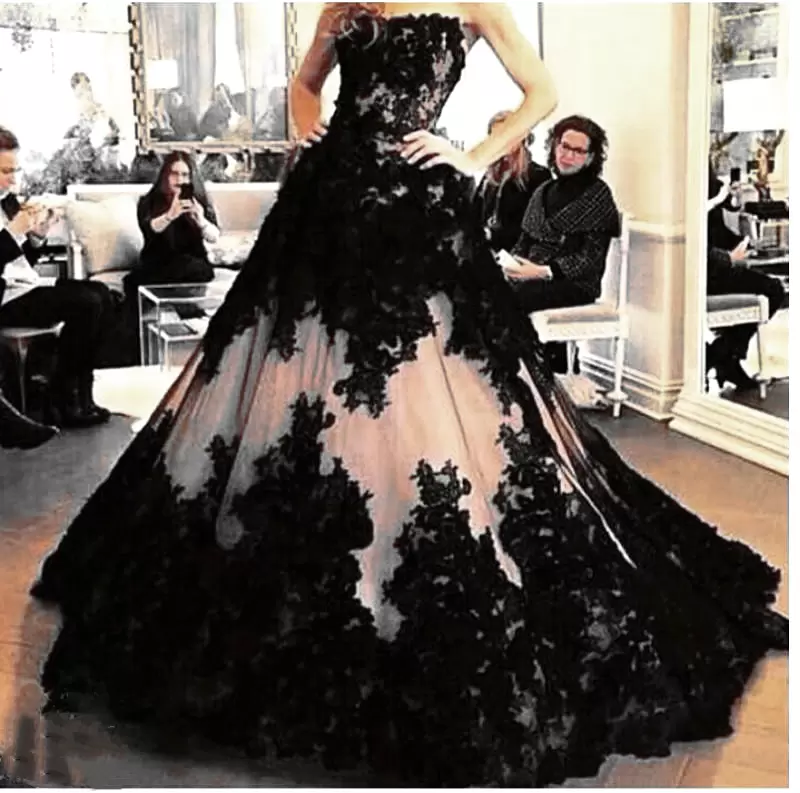 2022 Gorgeous Wedding Dresses Champagne Black Bridal Gown Lace Applique Beaded Scalloped Tulle Sweep Train A Line Custom Made vestidos de novia, Red
2022 Gorgeous Wedding Dresses Champagne Black Bridal Gown Lace Applique Beaded Scalloped Tulle Sweep Train A Line Custom Made vestidos de novia, Red