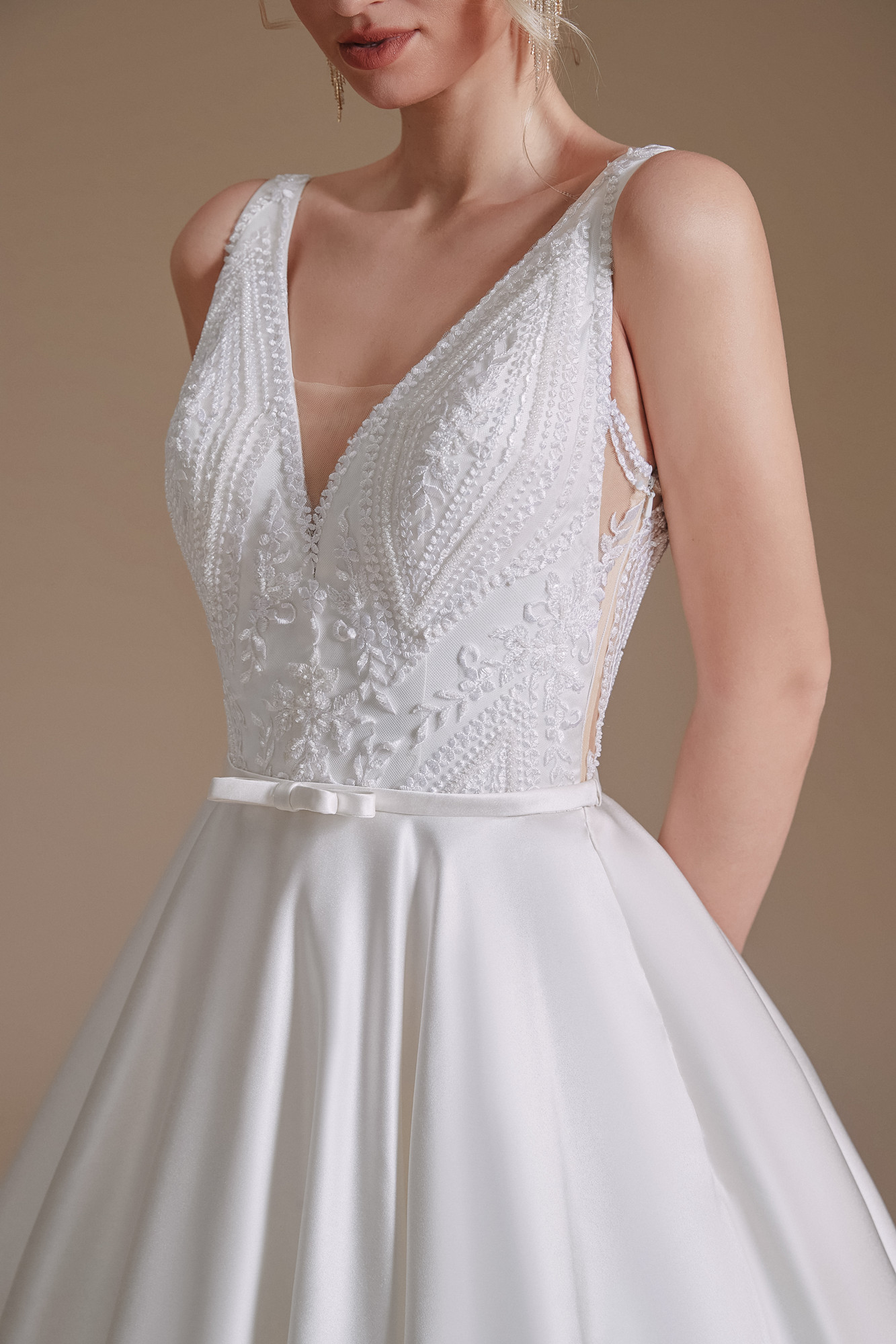 Elegant Ball Gown Wedding Dress V Neck Spaghetti Straps Sleeveless Appliques Sequins White Gown Dress Satin High Waist Formal Dresses Plus Size Bridal