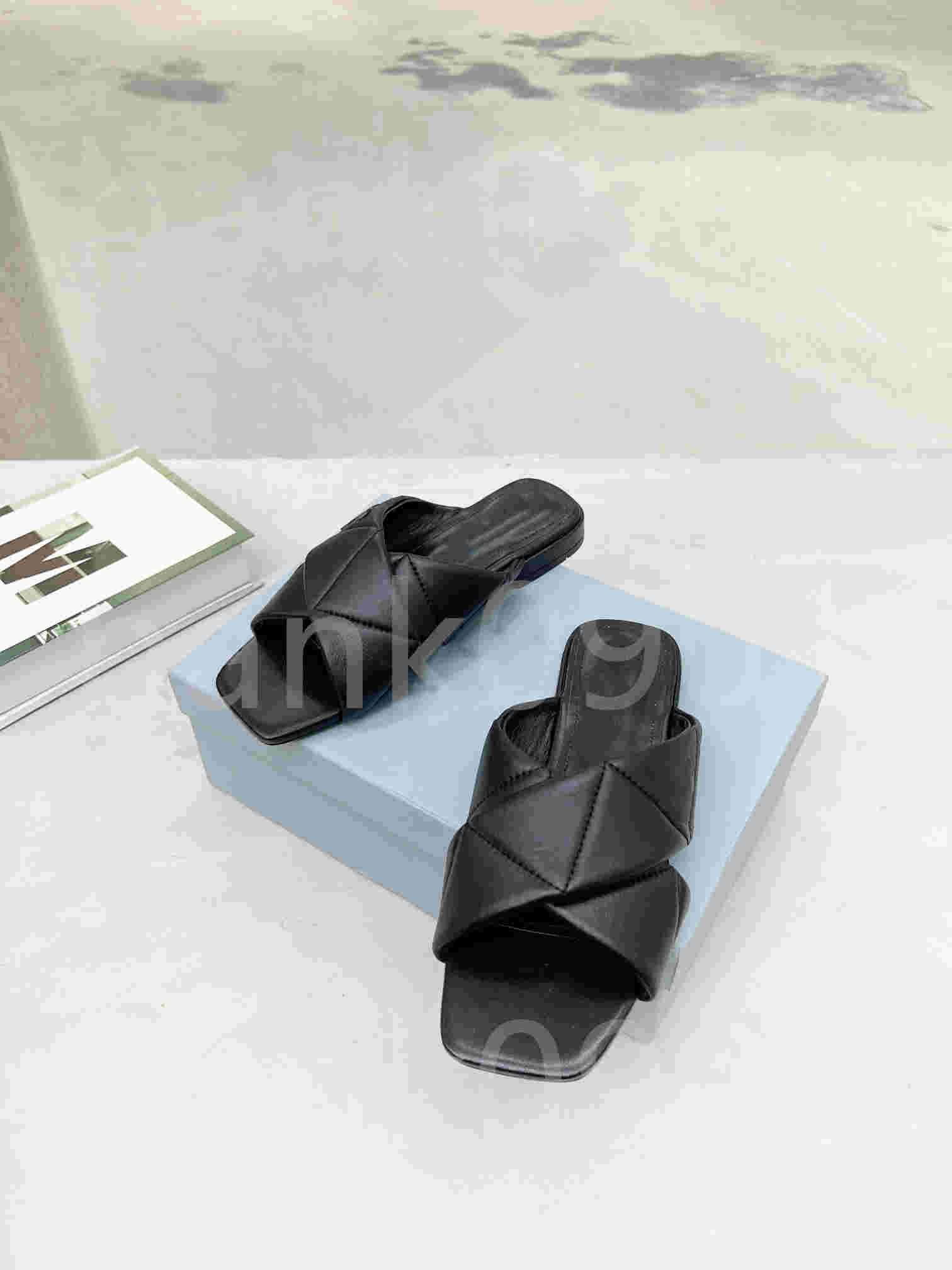 Designer Slippers women Soft Leather Triangle Pattern Flat Sandals sneaker triple farfetch loafers oversized trainers dress shoes green white red sneakers 35-43, Black
Designer Slippers women Soft Leather Triangle Pattern Flat Sandals sneaker triple farfetch loafers oversized trainers dress shoes green white red sneakers 35-43, Black
