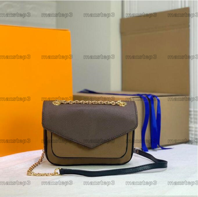 Passy Compact Chain Bag Monograms Leather Handbag Womens Designers Luxurys Cross Body With a magnetic Lock
Passy Compact Chain Bag Monograms Leather Handbag Womens Designers Luxurys Cross Body With a magnetic Lock