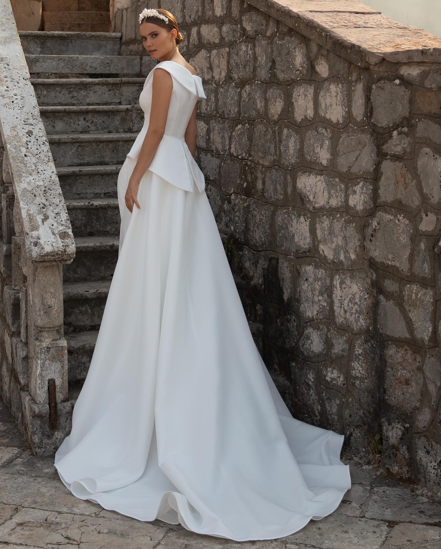 Peplum Overskirt Stunning Wedding Dresses Off The Shoulder Bridal Gowns A Line Front Split Sweep Train Satin Beach Robe De Mariee