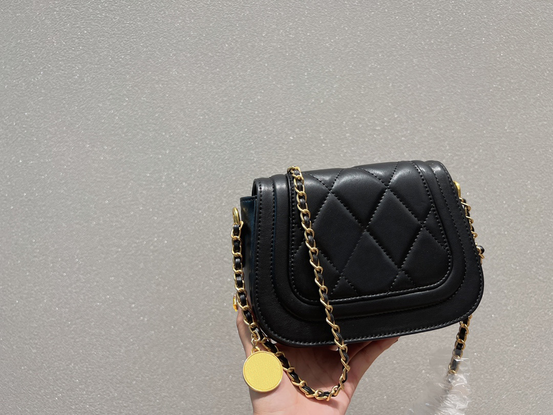 TZ Ladies Luxury Designer Mini Saddle design bag Pure Leather Material Simple But Fashion Style Classic Metal Chain Genuine Leather One Shoulder Crossbody Bags 19CM, Black
TZ Ladies Luxury Designer Mini Saddle design bag Pure Leather Material Simple But Fashion Style Classic Metal Chain Genuine Leather One Shoulder Crossbody Bags 19CM, Black