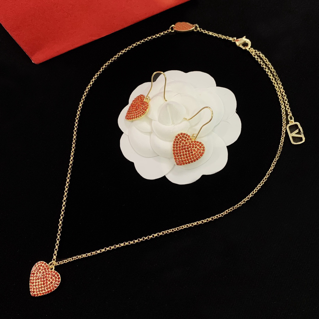 Women's Necklace Earring Sets With Red Diamond Heart-shaped Pendant V alphabet pattern Brass 18K gold plated ladies Crystal Designer Jewelry Shiny Non-Fading
Women's Necklace Earring Sets With Red Diamond Heart-shaped Pendant V alphabet pattern Brass 18K gold plated ladies Crystal Designer Jewelry Shiny Non-Fading