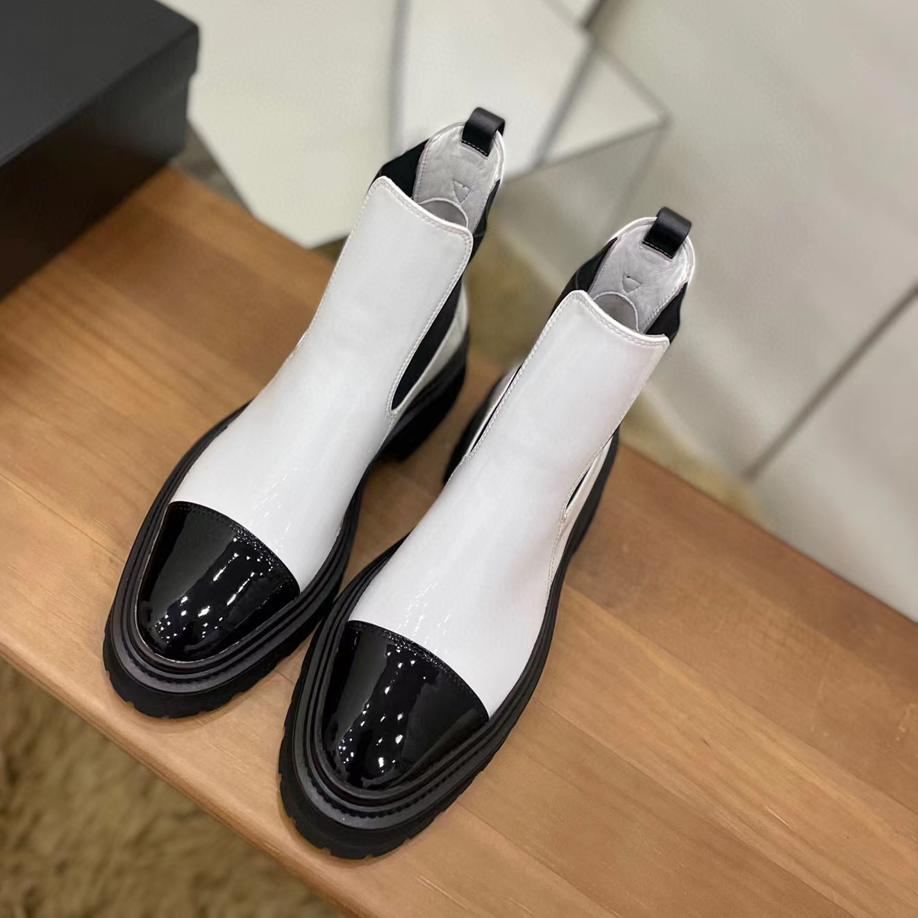 Boot designer ladies winter luxury brand martin boots thick heel round toe color block leather ankle boots cowhide motorcycle rider boots 35-41, Black
Boot designer ladies winter luxury brand martin boots thick heel round toe color block leather ankle boots cowhide motorcycle rider boots 35-41, Black