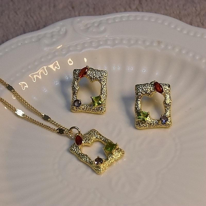 Pendant Necklaces Vintage Gold Earrings Po Frame Square Necklace Cutout Texture Curved Colored Zircon SetPendant
Pendant Necklaces Vintage Gold Earrings Po Frame Square Necklace Cutout Texture Curved Colored Zircon SetPendant