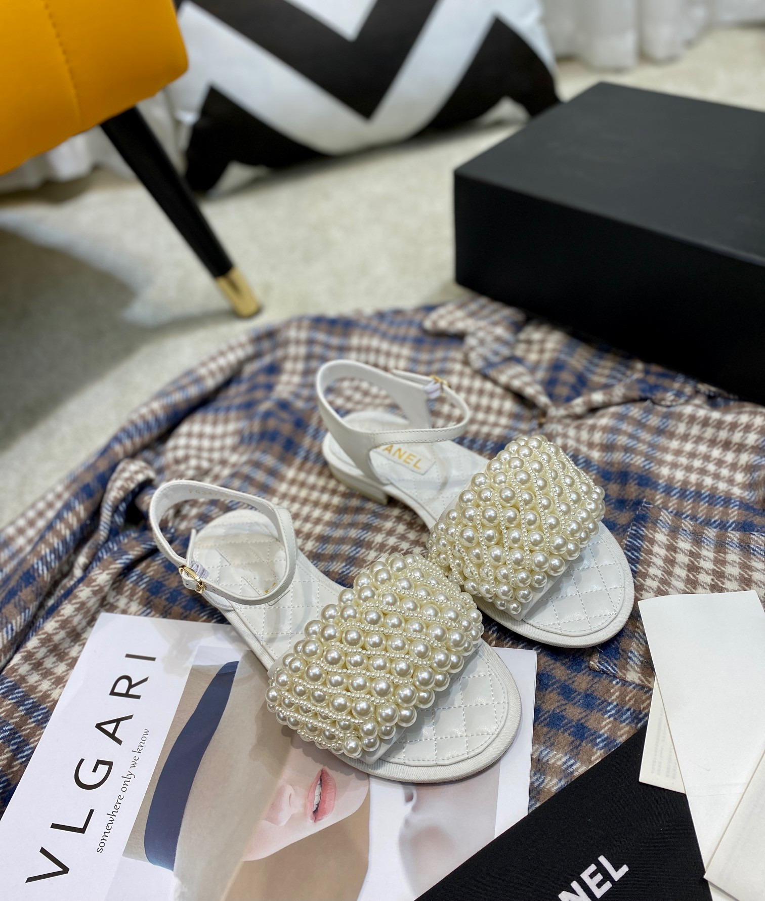 Small fragrance cowhide vintage pearl sandals leather flat sandals word-to-word belt Rome, Black 
Small fragrance cowhide vintage pearl sandals leather flat sandals word-to-word belt Rome, Black