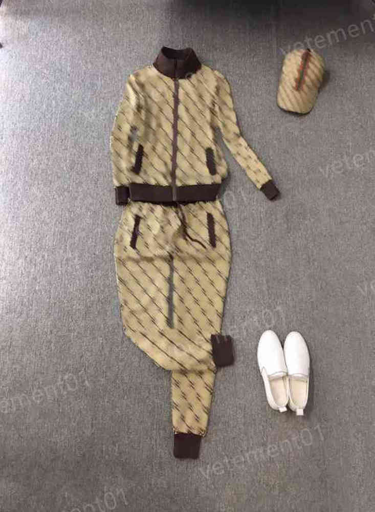 Womens Two Piece Pants Fashion Brand Brown Paneled Stand Collar Jacket With Drawstring Logo Print Trousers 2 Piece Sets Luxury Designer Tracksuits 0912
Womens Two Piece Pants Fashion Brand Brown Paneled Stand Collar Jacket With Drawstring Logo Print Trousers 2 Piece Sets Luxury Designer Tracksuits 0912