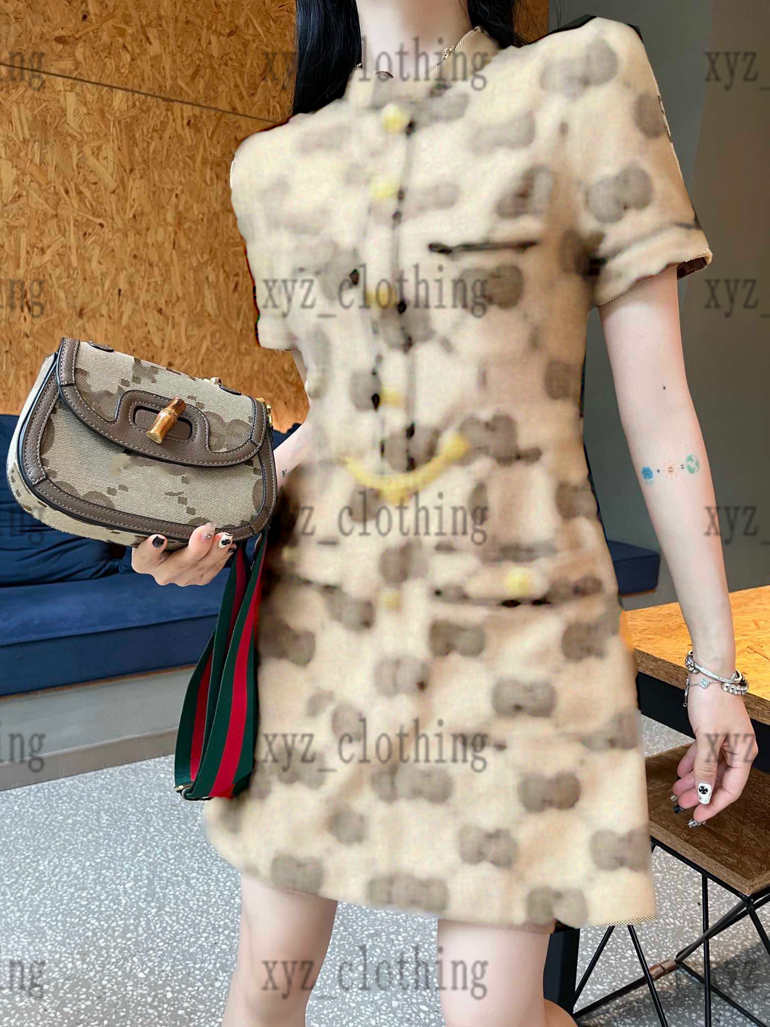 22SS small round neck single-breasted dress high-end womens jeans dresses Jacquard Denim Dress brand deisgner waist chain decoration skirts ladies sports skirt, 1#
22SS small round neck single-breasted dress high-end womens jeans dresses Jacquard Denim Dress brand deisgner waist chain decoration skirts ladies sports skirt, 1#