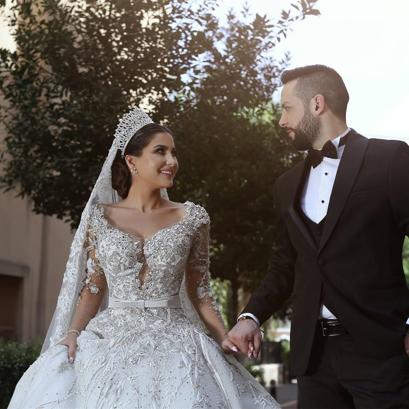 Luxurious Princess Ball Wedding Dresses Long Sleeves Seep V Neck Sequins Appliques Beads Lace Ruffles Floor Length Bridal Gown Plus Size Robes De Soir