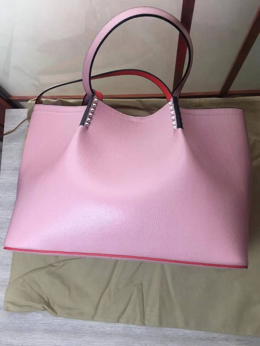 2022 Women luxurys Big Size Bags designer handbags totes composite redbottoms genuine leather purse designer shoulder bag
2022 Women luxurys Big Size Bags designer handbags totes composite redbottoms genuine leather purse designer shoulder bag