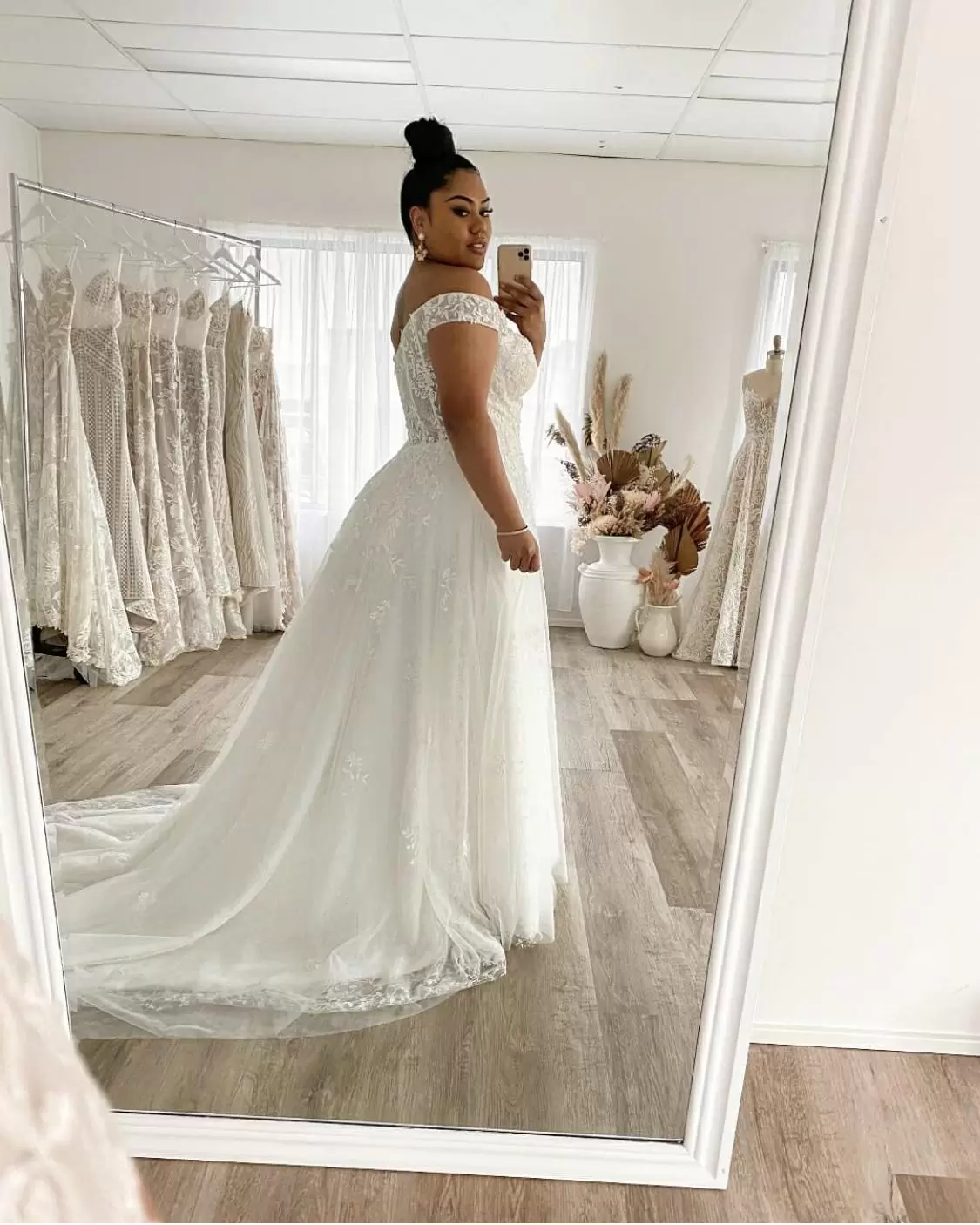 Gorgeous Plus Size Wedding Dresses Bridal Gown A Line Country Lace Applique Off The Shoulder Sweep Train Custom Made Dubai Beach Vestido De Novia