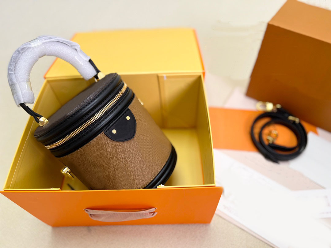 Louiseity viutonity M43986 5A high quality CANNES Beauty Case Elegant Shoulder Bag Monograms Mix Monograms Coated Canvas Designers Zip-Flap Bucket Bags lock wallet, Brown
Louiseity viutonity M43986 5A high quality CANNES Beauty Case Elegant Shoulder Bag Monograms Mix Monograms Coated Canvas Designers Zip-Flap Bucket Bags lock wallet, Brown