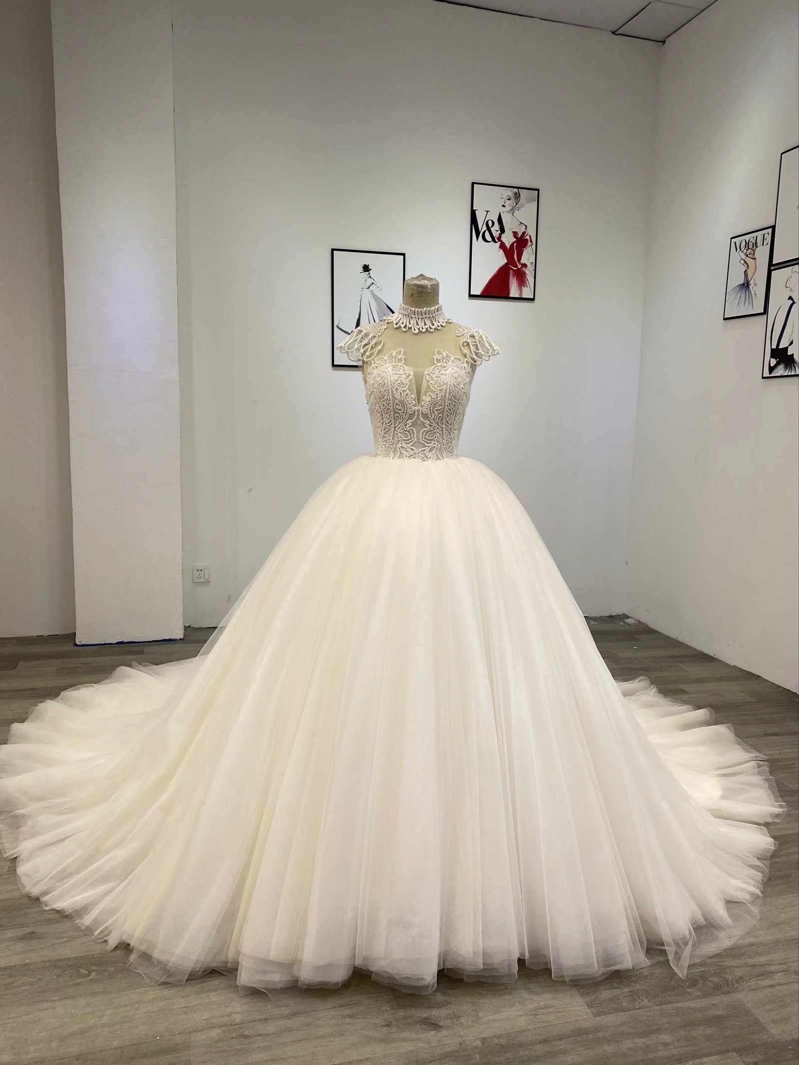 Princess Ball Gown Wedding Dresses Bridal Gowns V Neck Strapless Cap Sleeve Appliques Sequins Floor Length Train Lace Ruffles Plus Size Robe De Mariee