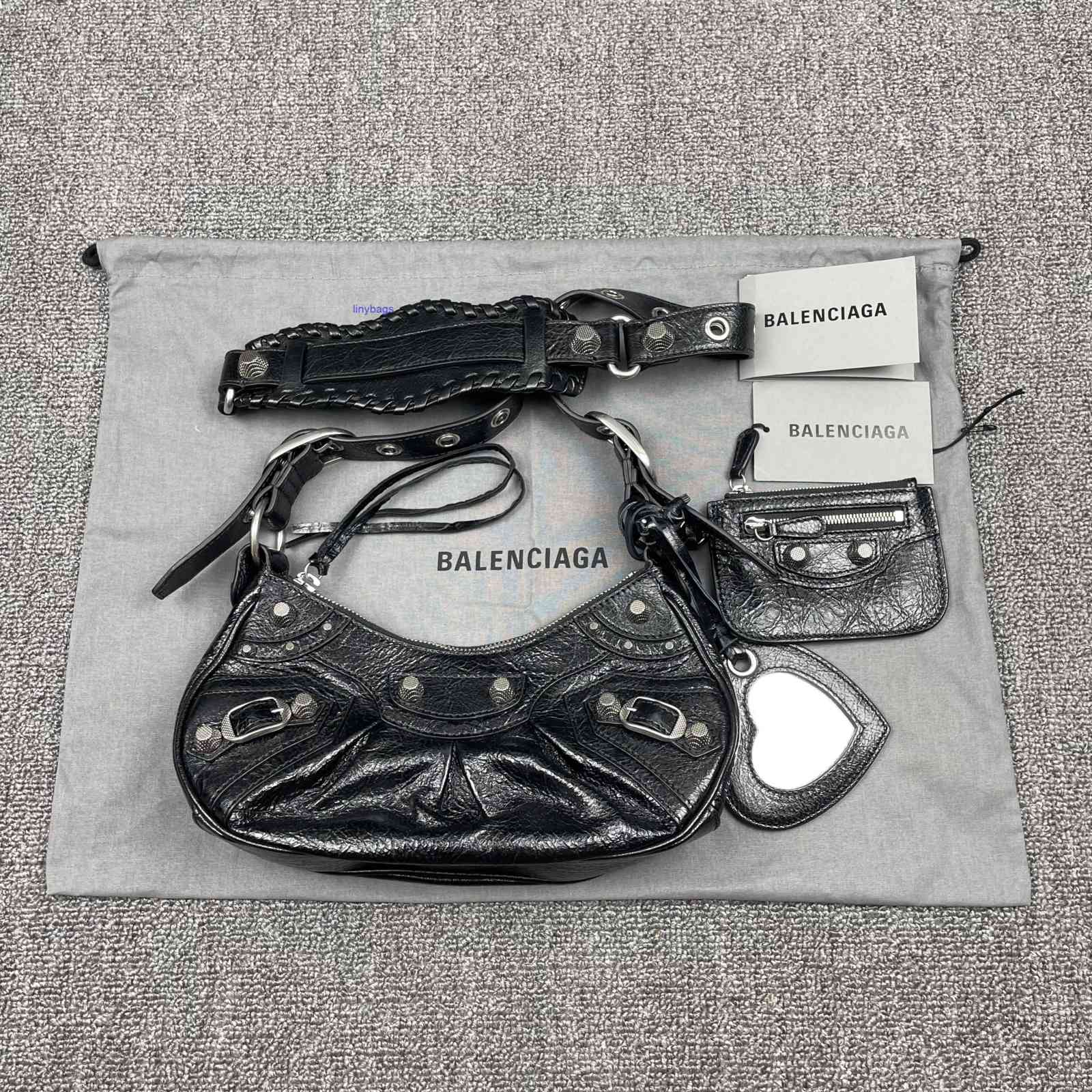 designer bags balencaigass Bao Guanxi Black Silver Le cagole heart-shaped locomotive one shoulder armpit bag
designer bags balencaigass Bao Guanxi Black Silver Le cagole heart-shaped locomotive one shoulder armpit bag