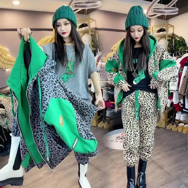 Women's Two Piece Pants Three-piece Autumn Winter Leopard Print Stitching Hooded Plus Fleece Top + Elastic Waist Nine-point Set Female, Gray suit
Women's Two Piece Pants Three-piece Autumn Winter Leopard Print Stitching Hooded Plus Fleece Top + Elastic Waist Nine-point Set Female, Gray suit