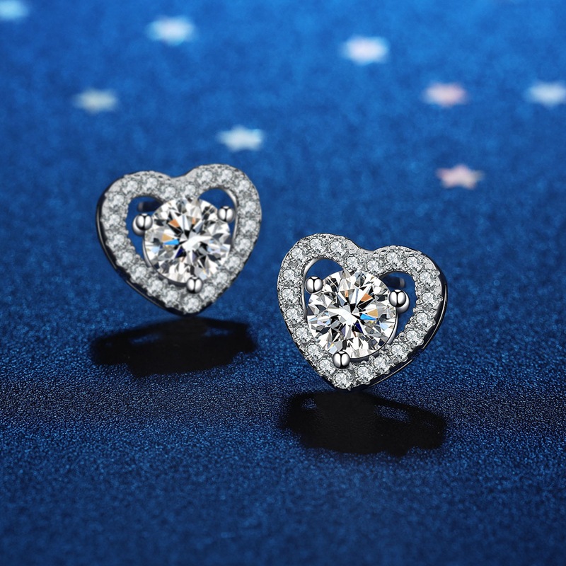 Stud Mozambique stone earrings sterling fashionable Minotaur four-clawed diamond silver earrings lady S925 Moissanite 
Stud Mozambique stone earrings sterling fashionable Minotaur four-clawed diamond silver earrings lady S925 Moissanite