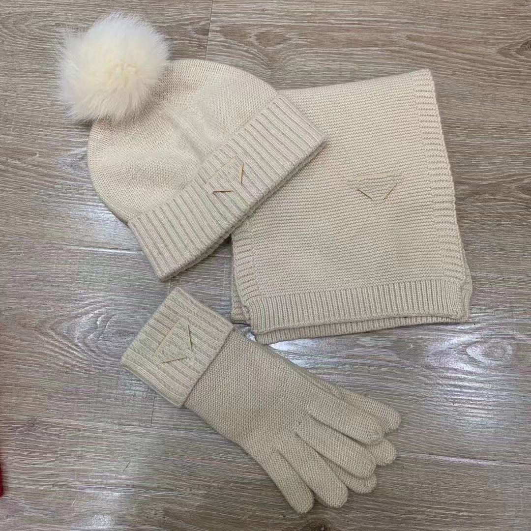 High Quality Hats Scarfs Set For beanies Men Women Winter 3 Piece Design Shawl Designer Baseball Caps Scarves Wool Beanie Wrap Hawaii Scarf Hat Glove Sets Box 127
High Quality Hats Scarfs Set For beanies Men Women Winter 3 Piece Design Shawl Designer Baseball Caps Scarves Wool Beanie Wrap Hawaii Scarf Hat Glove Sets Box 127