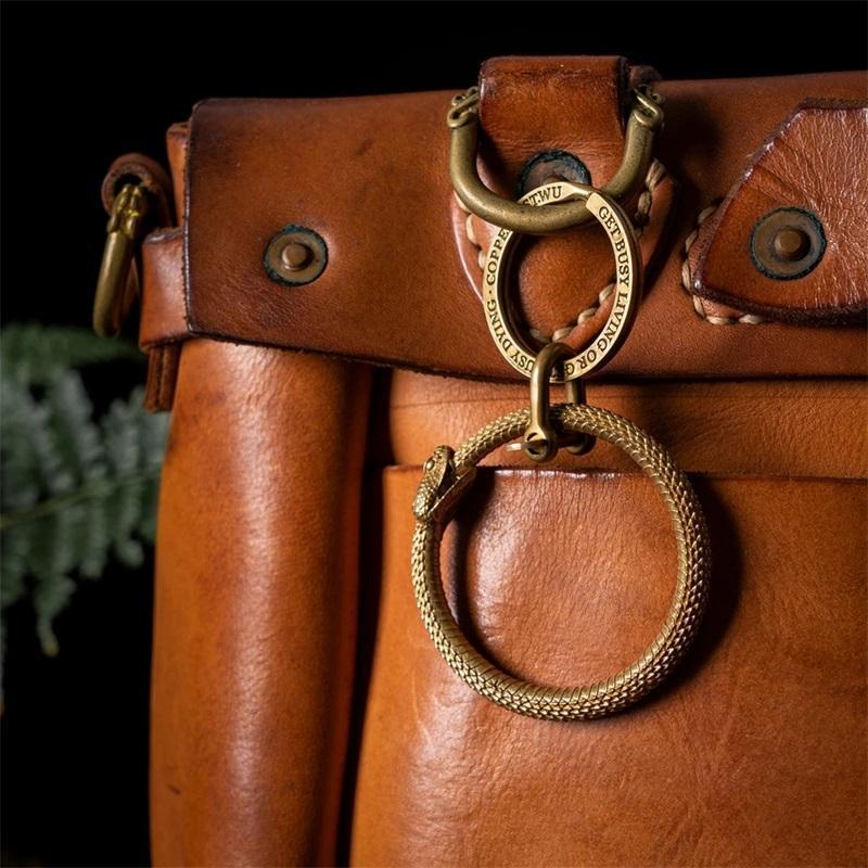 Retro Brass Snake Key Ring Bite chain Ouroboros Accessory Pendant Copper Car Hanging 220411