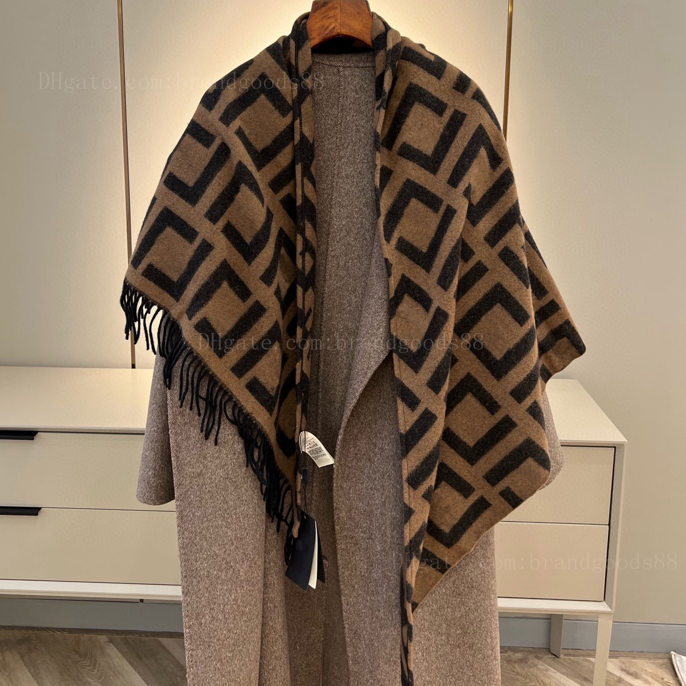 Coffee tassels Scarf Top quality jacquard wool Designer shawl for women classic F Fashion luxury Winter scarves Wholesale Stole mantle Letter
Coffee tassels Scarf Top quality jacquard wool Designer shawl for women classic F Fashion luxury Winter scarves Wholesale Stole mantle Letter