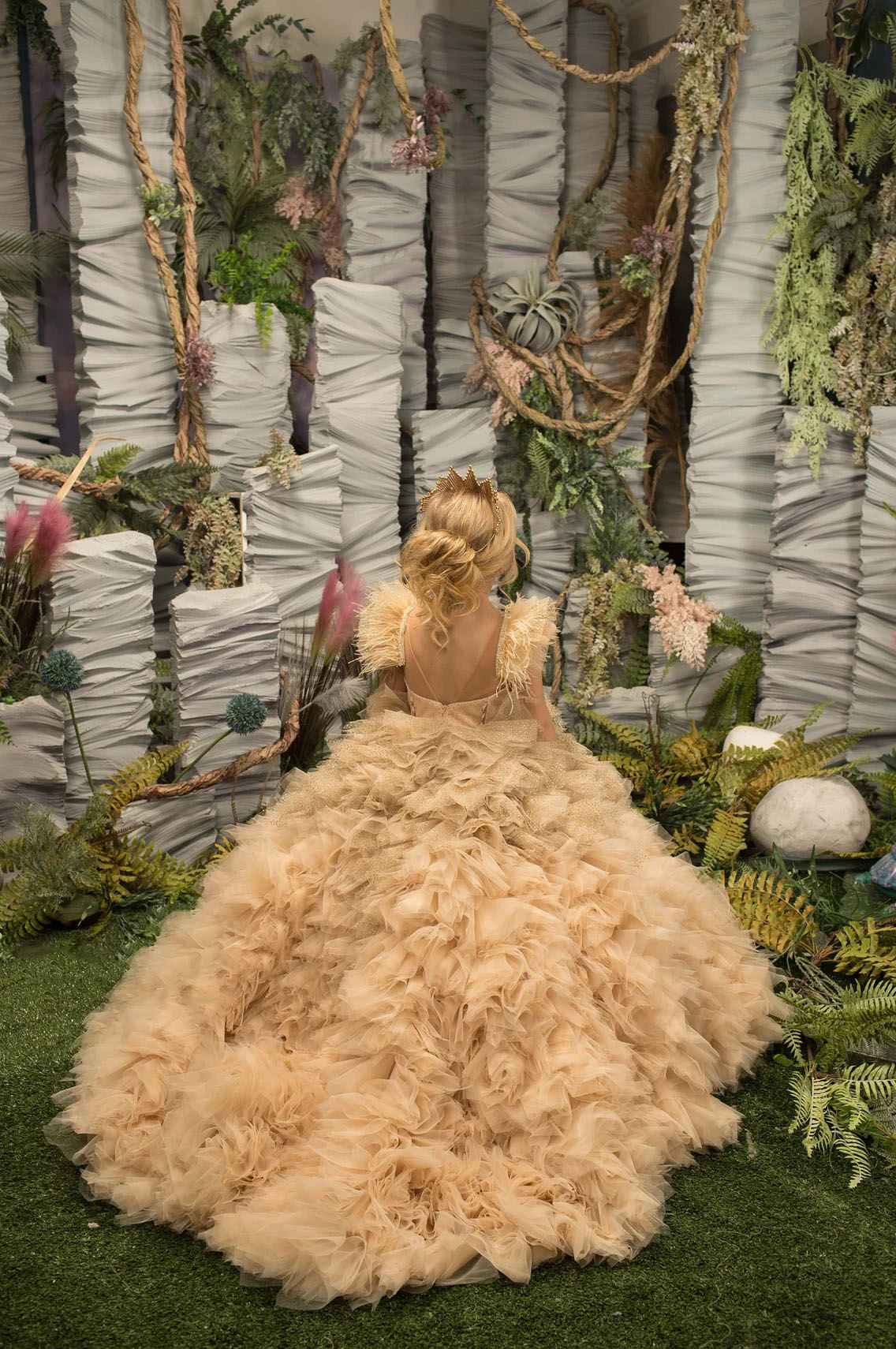 Fancy Feathers Champagne Flower Girl Dress Sequined Custom Made Birthday Gowns Layered Ruffles Jewel Cap Sleeves Pageant First Communion Dresses