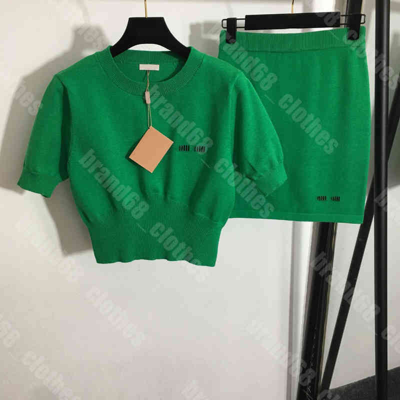 22ss women knitted sweater dress two piece suit designer short wool knit T-shirt sexy wrap hip skirt set simple solid green female Apparel
22ss women knitted sweater dress two piece suit designer short wool knit T-shirt sexy wrap hip skirt set simple solid green female Apparel