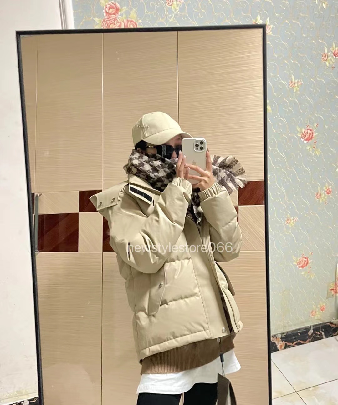 Design Winter Men Black and Beige down jacket long British Style Parka Thickened Warm Short Hooded Business Leisure Coats Design pocket button
Design Winter Men Black and Beige down jacket long British Style Parka Thickened Warm Short Hooded Business Leisure Coats Design pocket button