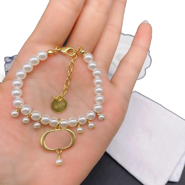 New strand alphabet pearl bracelet women's high quality light luxury retro all-match personality hand jewelry
New strand alphabet pearl bracelet women's high quality light luxury retro all-match personality hand jewelry