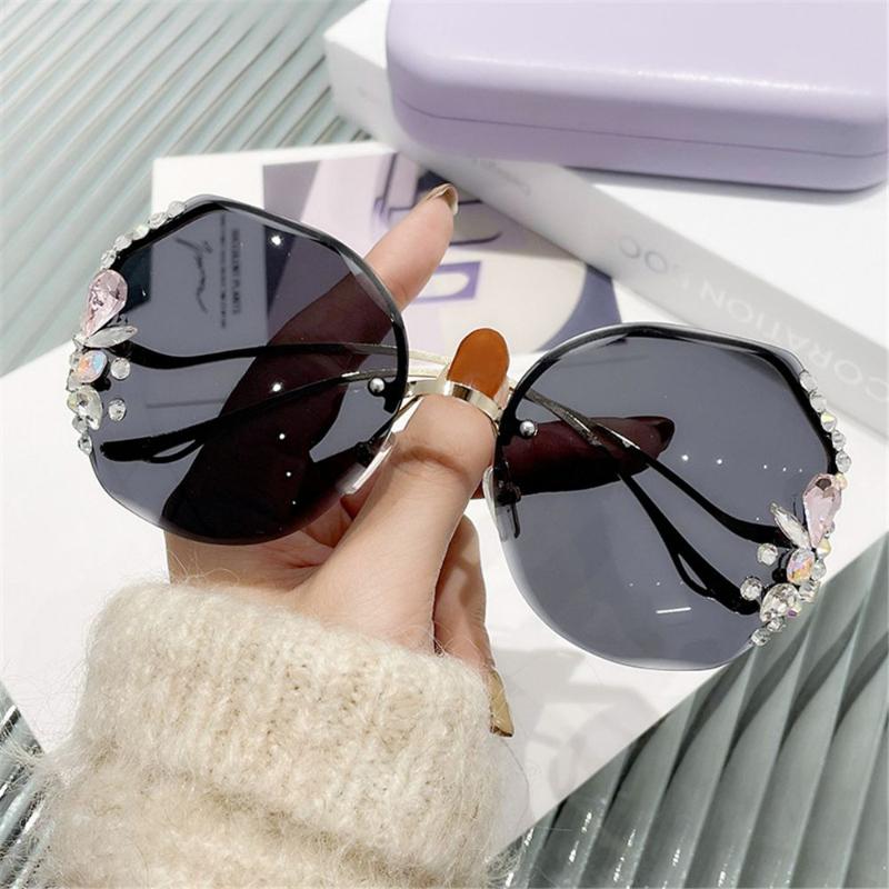 Sunglasses Trendy Rimless Rhinestone Women Retro Gradient Cutting Lens Female Eyewear UV400 Shades SSunglasses
Sunglasses Trendy Rimless Rhinestone Women Retro Gradient Cutting Lens Female Eyewear UV400 Shades SSunglasses