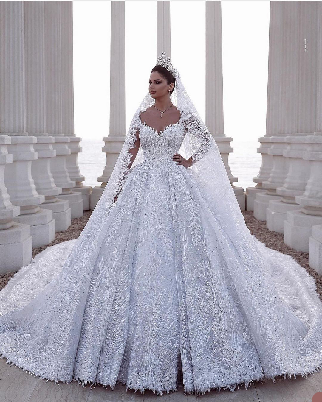 Arabic Princess Ball Gown Wedding Dress Dubai V Neck Sequins Lace Appliques Beaded Ruffles Bridal Gowns